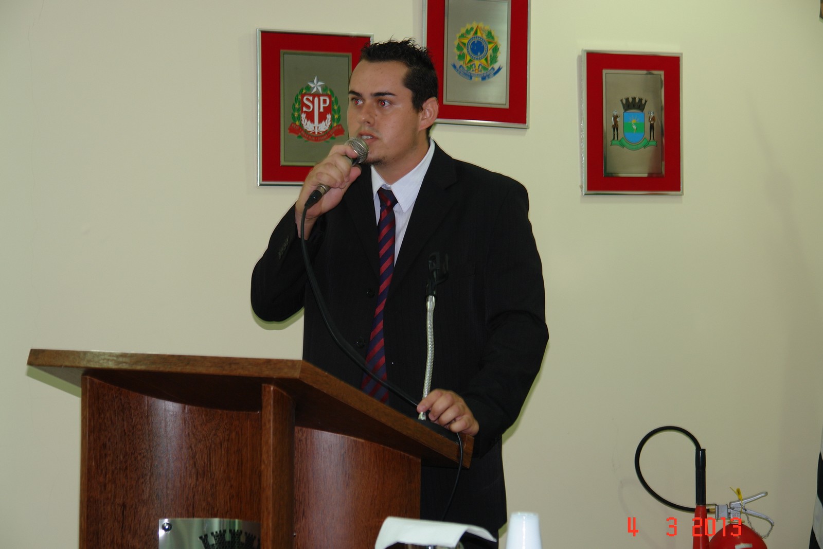 Vereador Juninho discutindo projeto