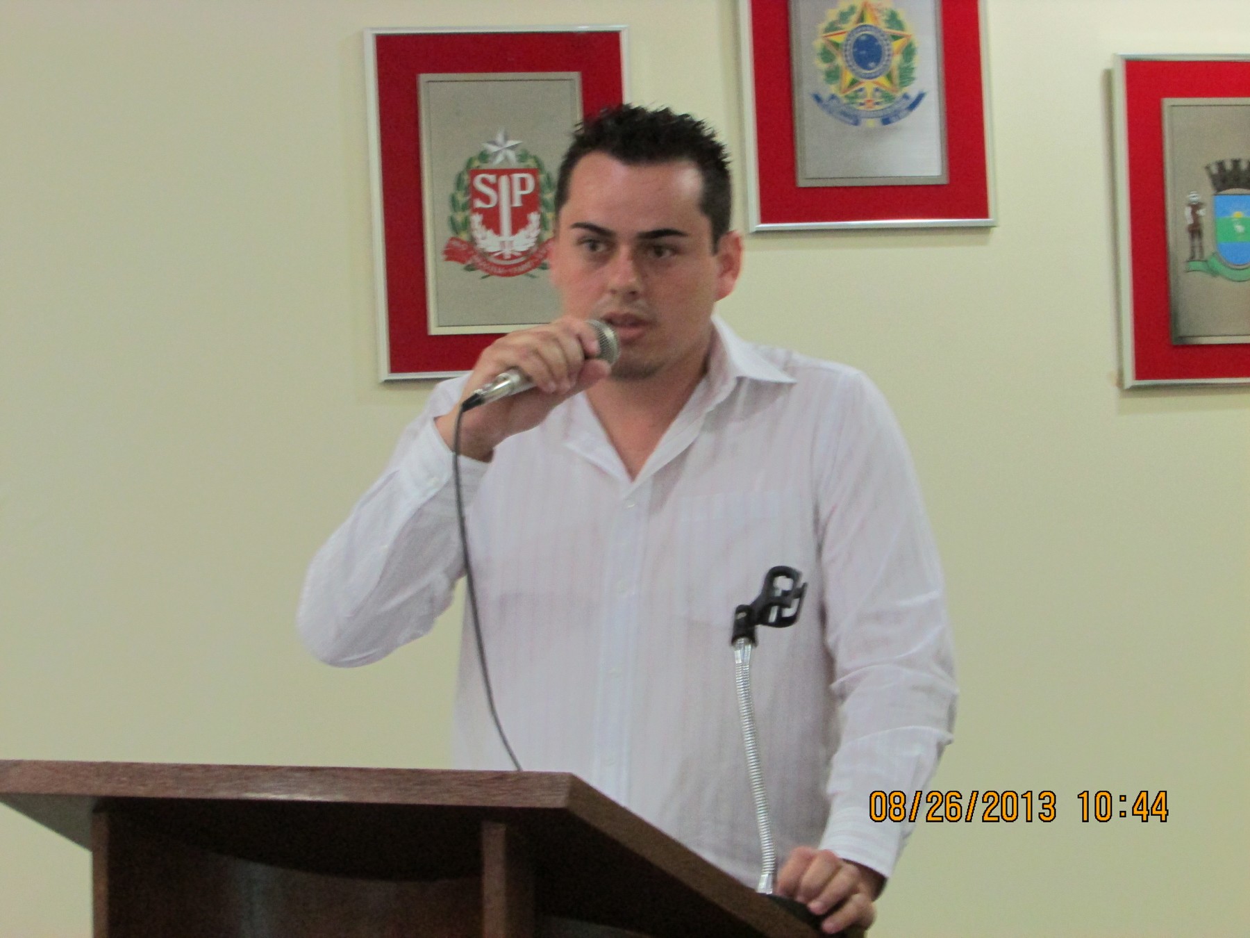 Vereador Juninho Veiga discutindo seu projeto