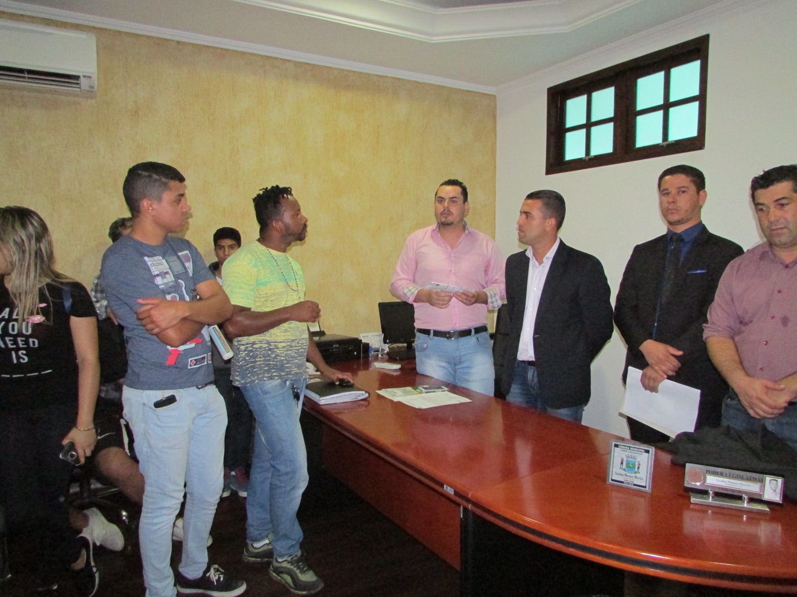 Vereadores recebendo alunos da EE Leonardo Soares Rodrigues