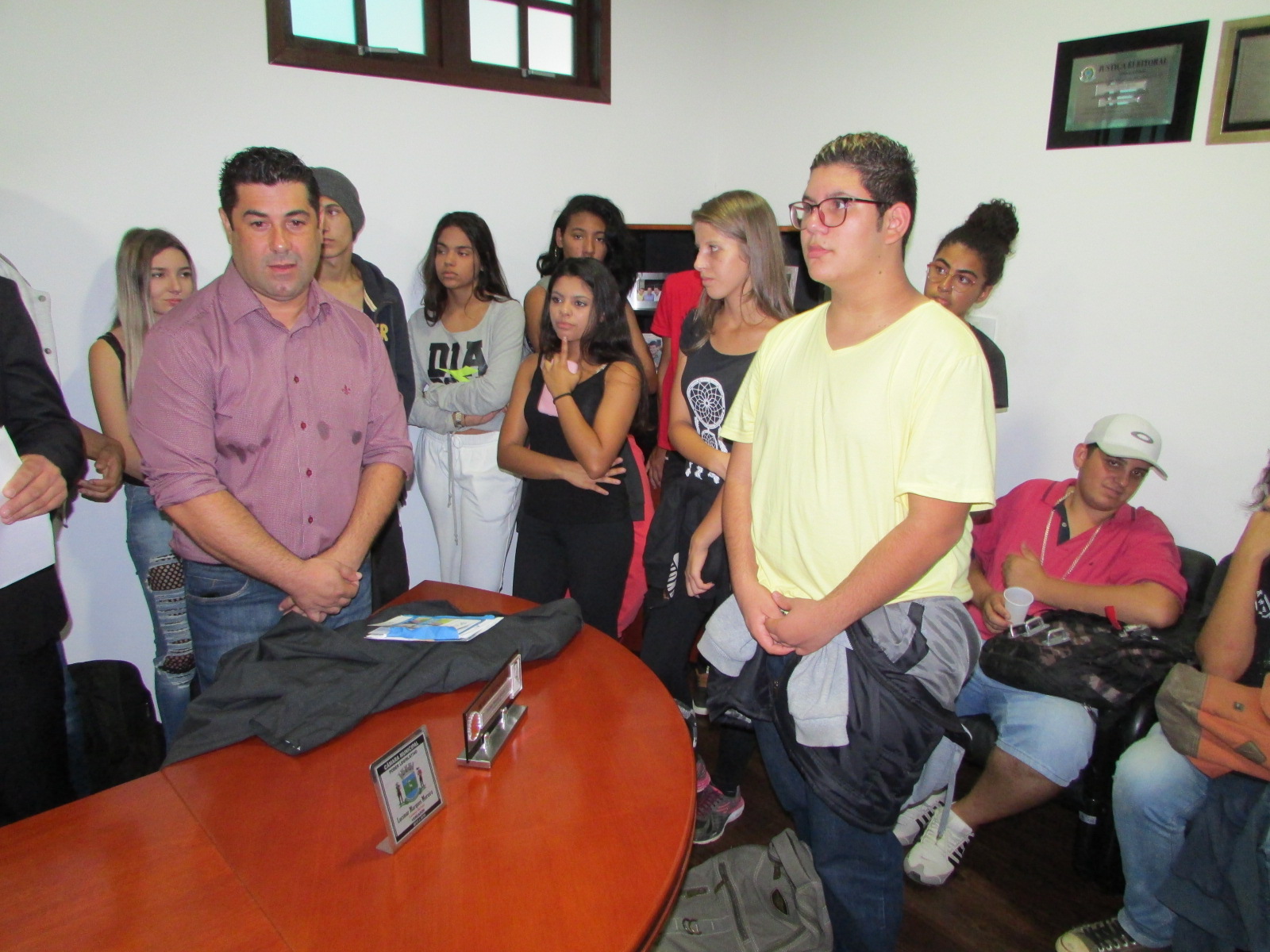 Vereadores recebendo os alunos da EE Leonardo Soares Rodrigues